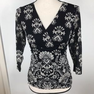 WORTHINGTON UMPIRE BLACK WHITE FLOWER V NECK  TOP